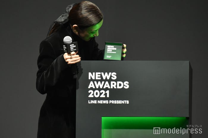 トロフィーを置く場所に迷う永野芽郁(C)モデルプレス