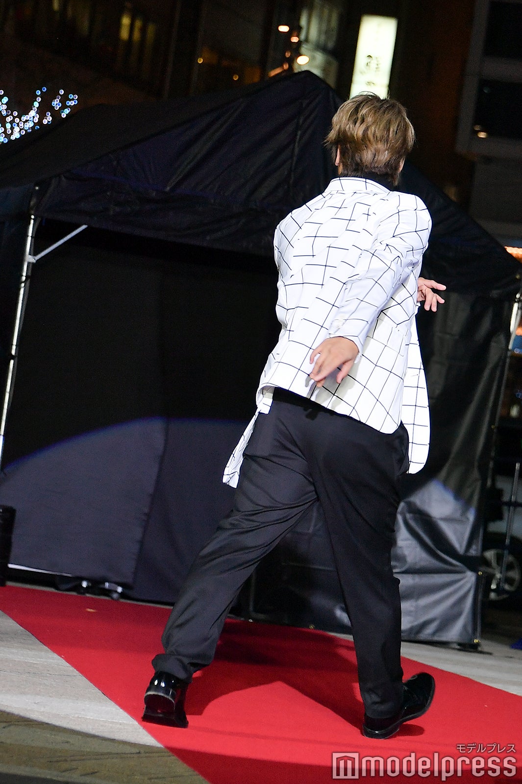 軽快なステップを踏む香取慎吾 （C）モデルプレス