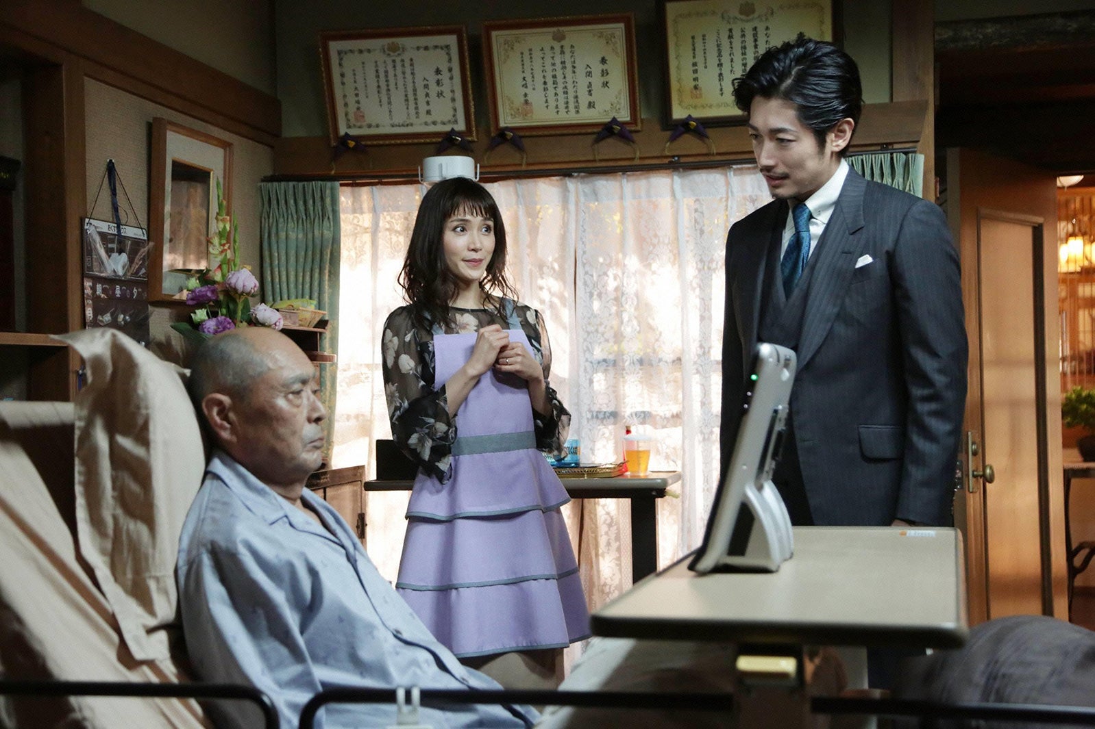 伊武雅刀、山口紗弥加、ディーン・フジオカ／「モンテ・クリスト伯 ー華麗なる復讐ー」第8話より（C）フジテレビ