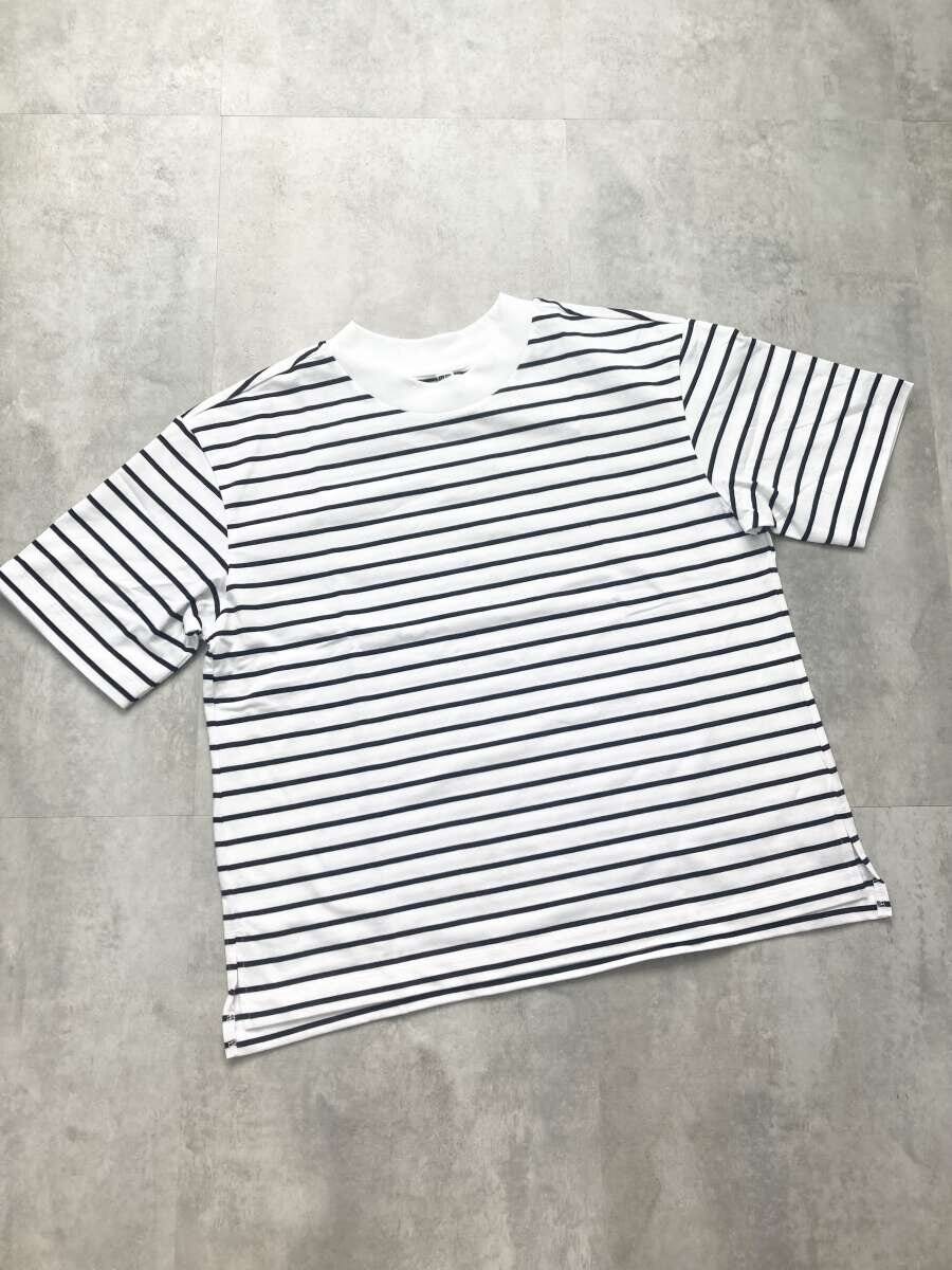 白地に黒の細いボーダー柄Tシャツを平置きした俯瞰写真