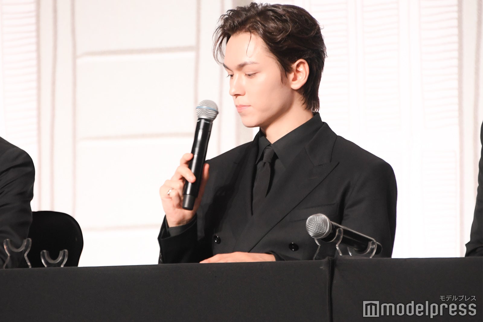 マイクを持ったけど話さなかったVERNON（バーノン）（C）モデルプレス