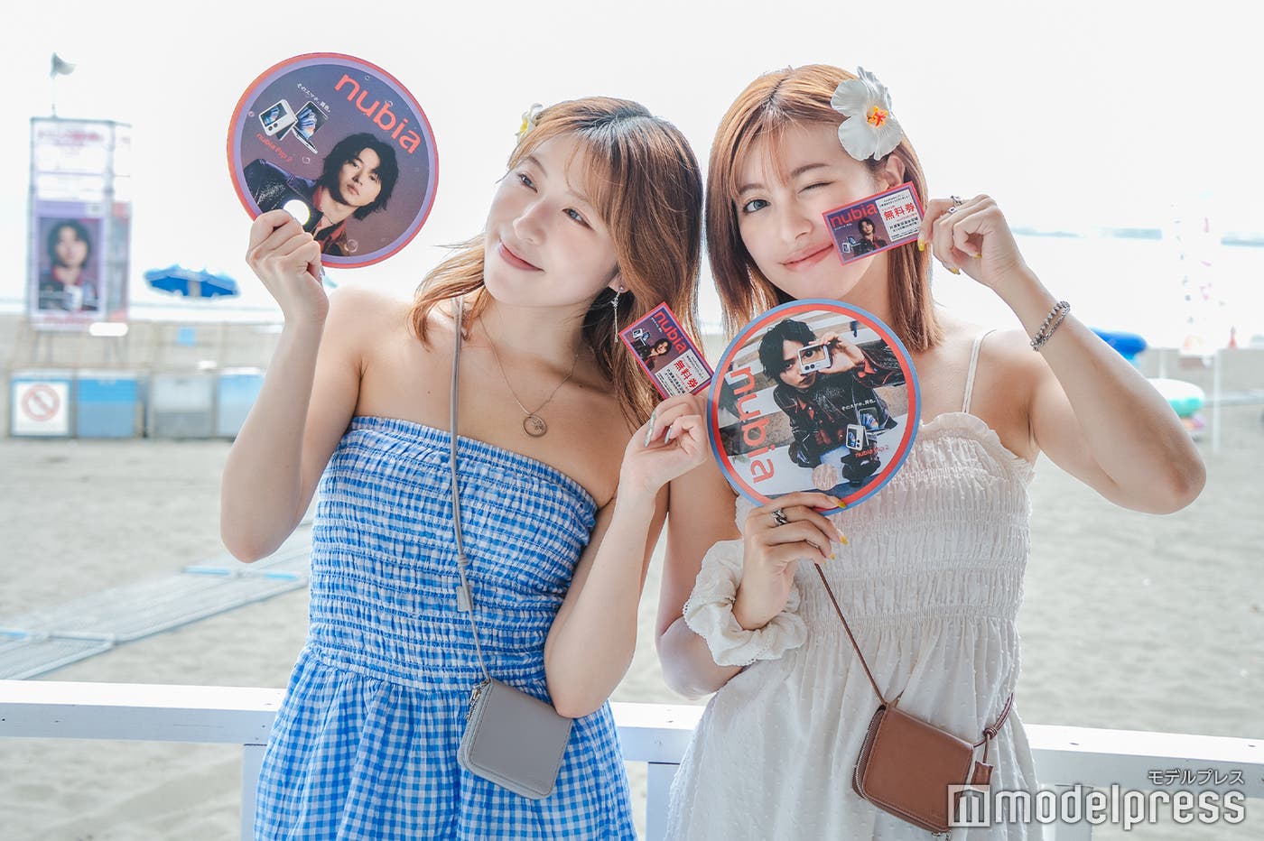 うちわと無料券をゲットして喜ぶAREiさんとMIKAさん(C)モデルプレス