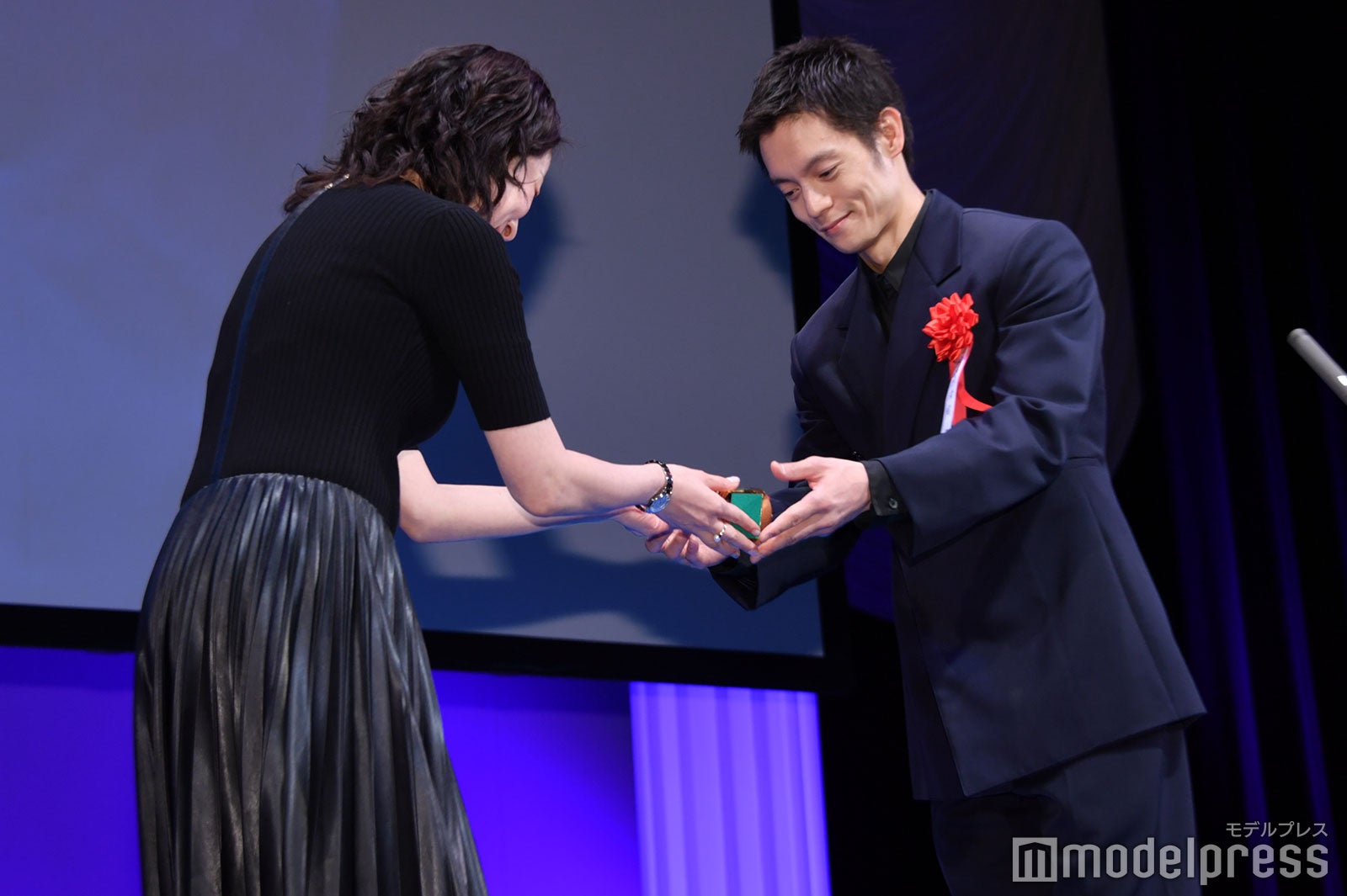 トロフィーを受け取り笑顔を浮かべる窪田正孝（C）モデルプレス