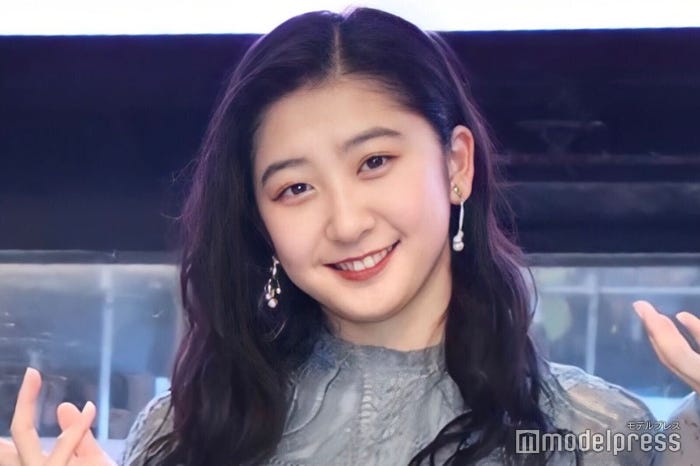 秋山眞緒(C)モデルプレス