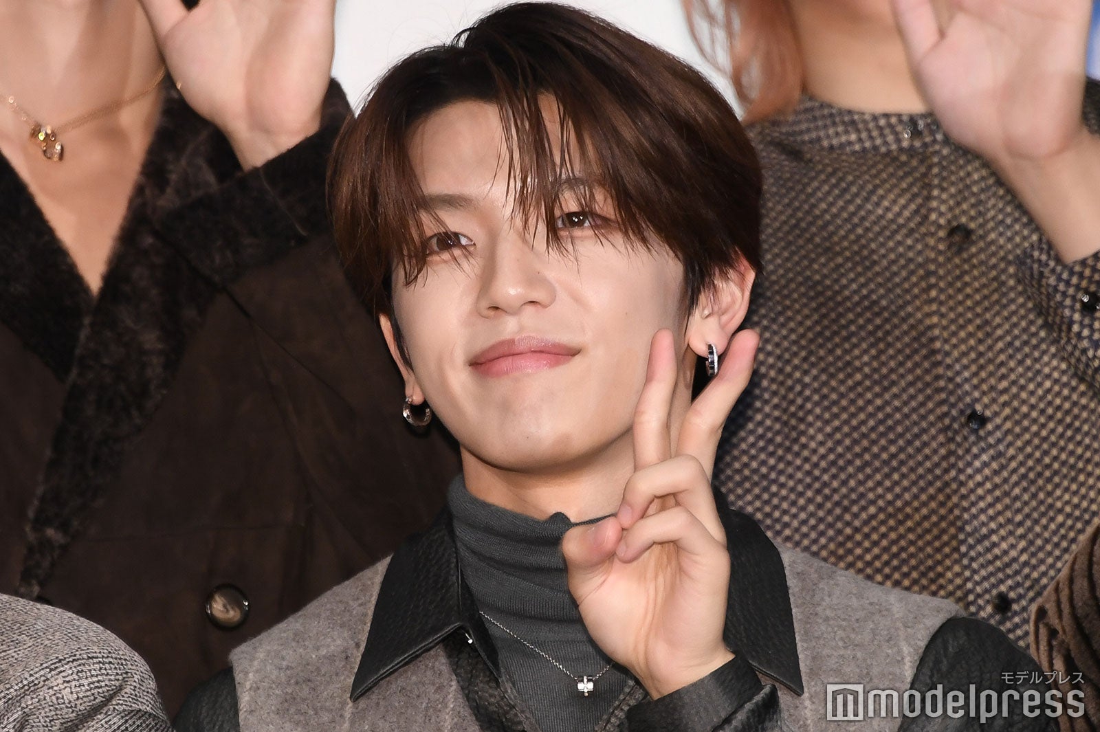 ピースを決める高塚大夢（C）モデルプレス