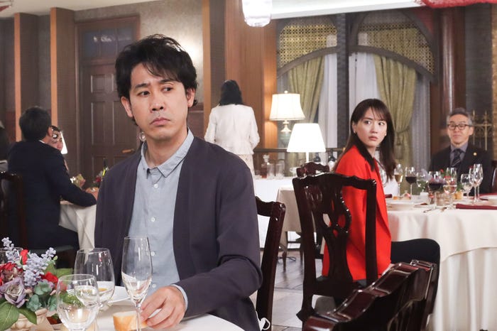 大泉洋、綾瀬はるか、浅野和之/「元彼の遺言状」第5話より(C)フジテレビ