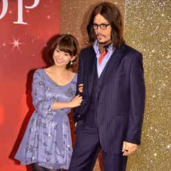 ジョニー・デップの等身大フィギュアと腕を組む大島優子