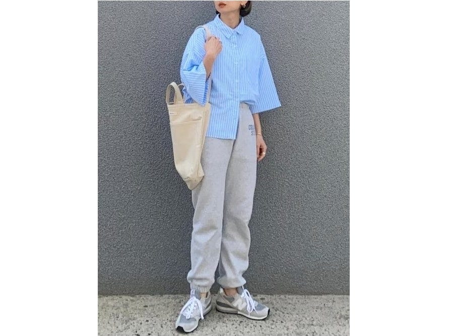 スウェットパンツはシャツを合わせてシャープな印象に　出典：WEAR