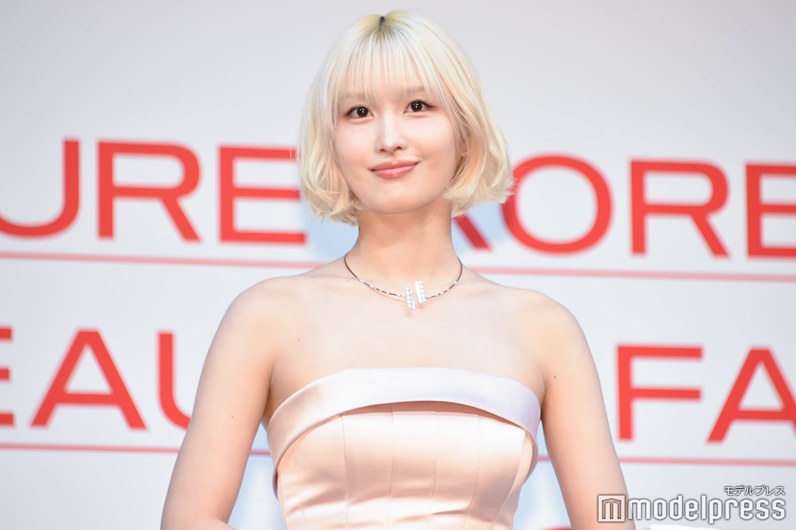 TWICEモモとミナが魅せる最新ビジュアルとファッションの輝き