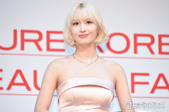 TWICEモモ、金髪ボブ×ピンクドレス姿で登場 ポイントは「アメちゃんのようにぷるっとしたリップ」【ALLURE K-BEAUTY FAIR in TOKYO】