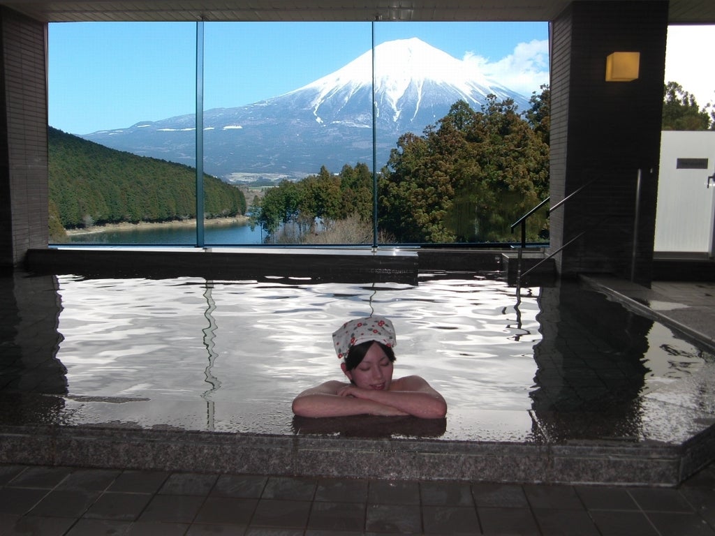 富士山を眺めながら入る温泉風呂は格別／画像提供：一般財団法人休暇村協会