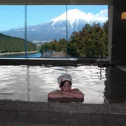 富士山を眺めながら入る温泉風呂は格別／画像提供：一般財団法人休暇村協会
