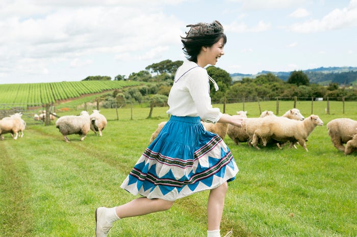 渡邉美穂・写真集「陽だまり」誌面カット(提供写真)