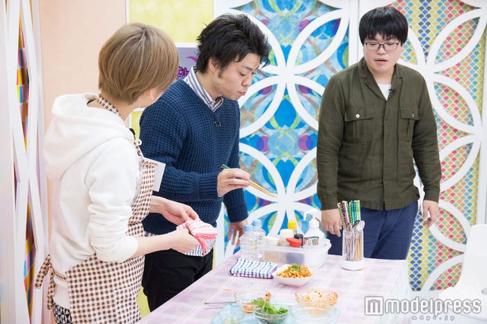 夏目花実、ライスの試食の様子(C)モデルプレス