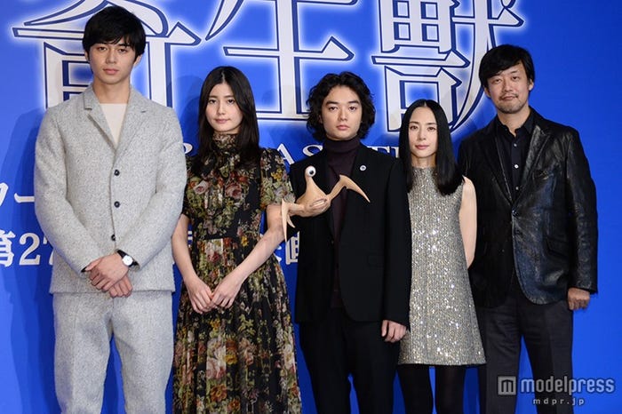 映画「寄生獣」ワールドプレミア完成報告会見の模様(左から)東出昌大、橋本愛、染谷将太、深津絵里、山崎貴監督