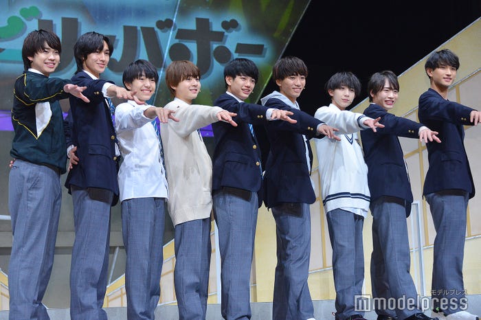 AmBitiousポーズを披露(左から)小柴陸、大内リオン、井上一太、岡佑吏、真弓孟之、河下楽、永岡蓮王、浦陸斗、吉川太郎(C)モデルプレス