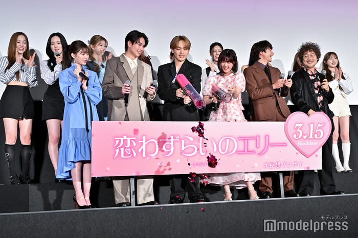 (前列左より)白宮みずほ、綱啓永、宮世琉弥、原菜乃華、小関裕太、三木康一郎監督(後列左より)MAKO、RIO、RIKU、AYAKA、MAYUKA、RIMA、NINA、MAYA、MIIHI/NiziU(C)モデルプレス