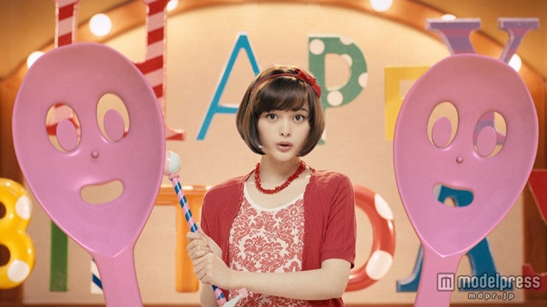 魔法のステッキをかざす玉城ティナ／サーティーワン アイスクリーム新TVCM「ワンダフルバースデー篇」より【モデルプレス】