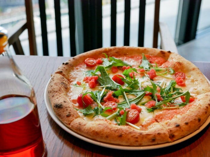 スペイン・バルセロナのレストラン「ノンナ・マリア」のシェフ監修のオリジナルピッツァを提供（2022年11月10日撮影）