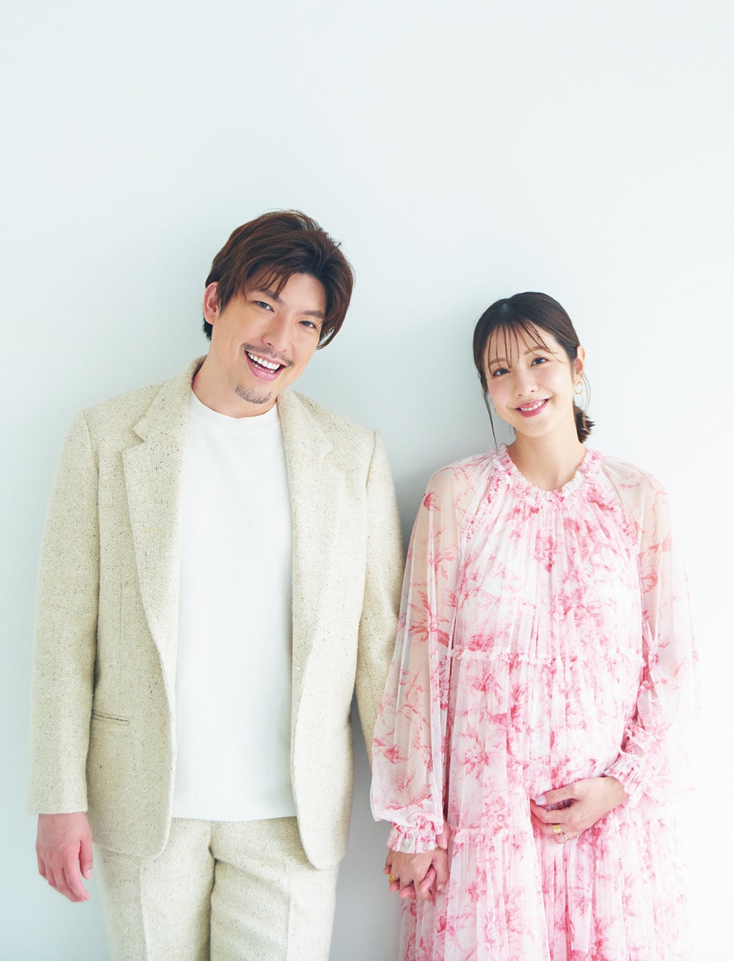 第1子妊娠中の本郷杏奈、ふっくらお腹披露 EXITりんたろー。と夫婦初共演でバックハグ