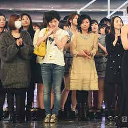 「第65回 NHK紅白歌合戦」出演者勢揃いの顔合わせに出席した絢香（左）【モデルプレス】