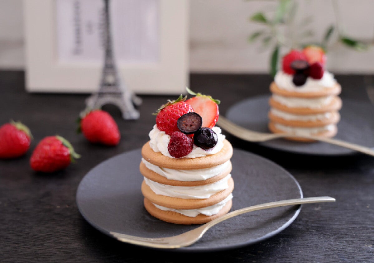 どんどん重ねるだけの簡単スイーツ！しっとり美味しい♡いちごのビスケットケーキ