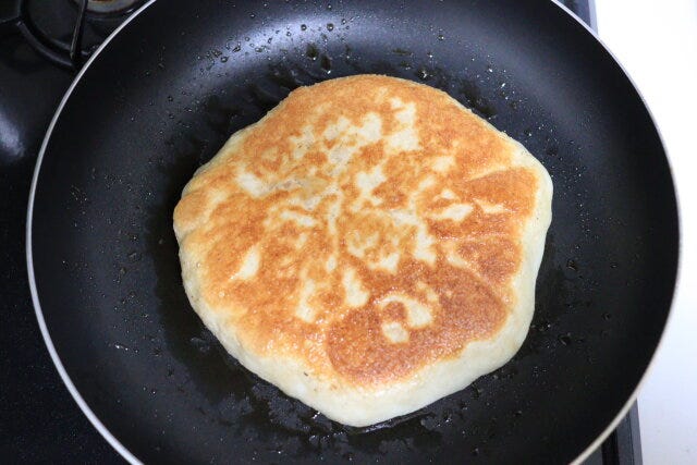 ベーコンチーズナン　レシピ　ナン生地を焼く