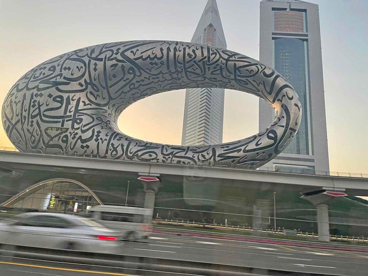 空港からホテルへの車窓から見えるランドマークにも興奮。写真はユニークな形の「未来博物館」