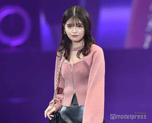 景井ひな、胸元チラリ&美脚披露でセクシーな装い<札幌コレクション 2022 A/W>