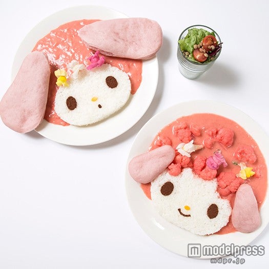 レンズ豆サラダ付きの（左から）「マイメロディチキンカレー」、「マイスウィートピアノベジタブルカレー」