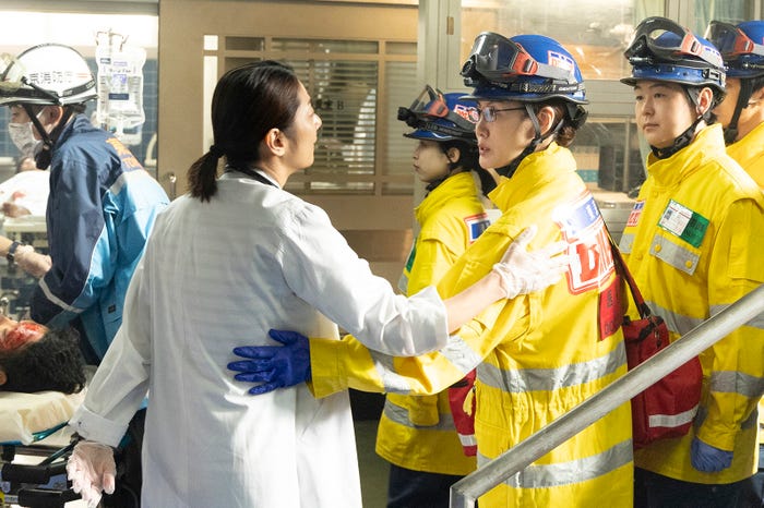 小池栄子、ともさかりえ「新宿野戦病院」第8話より(C)フジテレビ