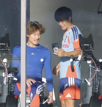久保建英 左手薬指に指輪キラリ 日本代表練習に登場 アップで指輪に触れる場面も 福原遥との結婚発表から一夜