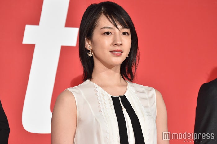新婚の桜庭ななみ、ウエディングドレス姿披露 地元・鹿児島で家族写真撮影も