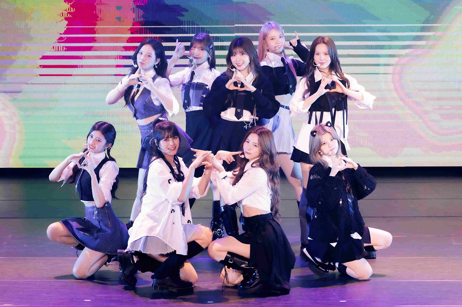 NiziU、初海外公演にファン熱狂 全18曲披露“ハッピーオーラ”で会場埋め尽くす