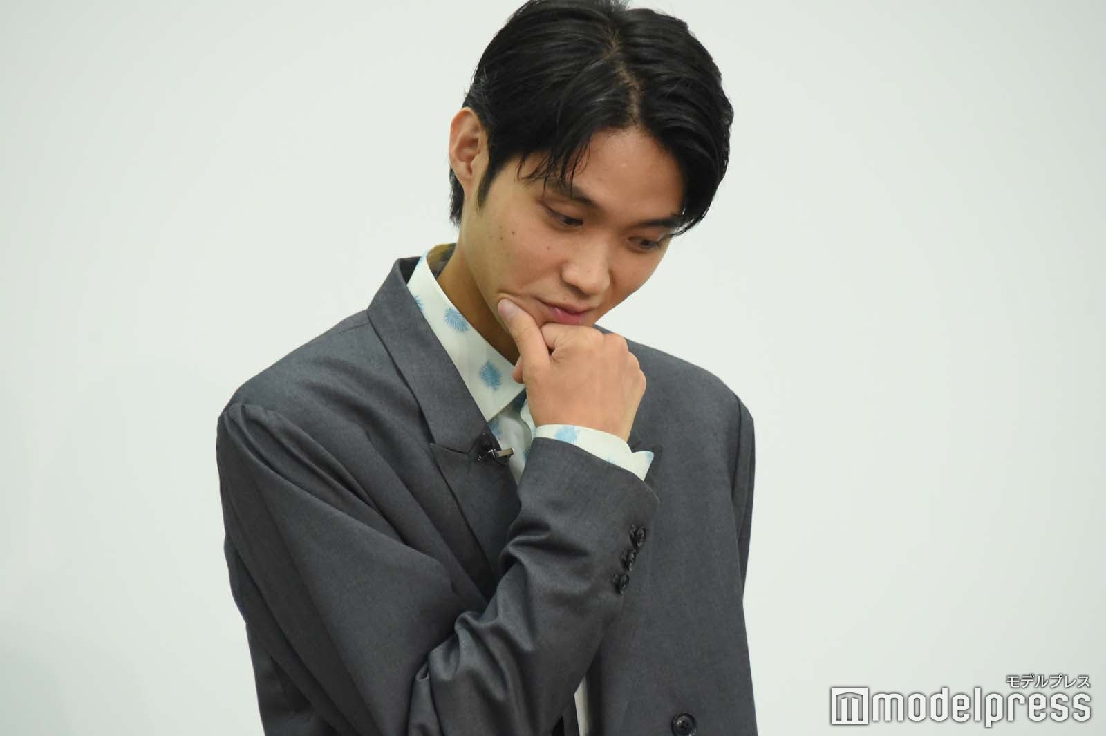 ファンからの相談に悩みながら回答する磯村勇斗（C）モデルプレス