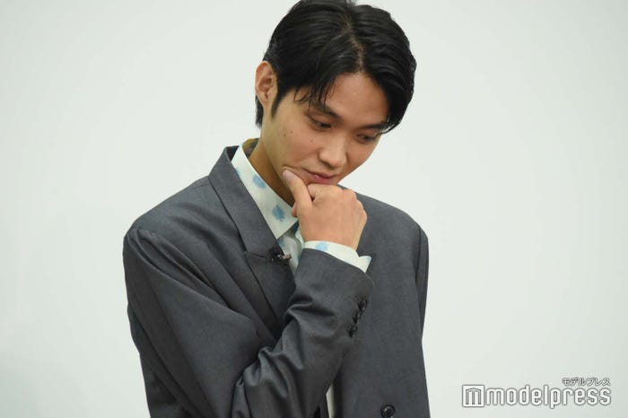 ファンからの相談に悩みながら回答する磯村勇斗(C)モデルプレス