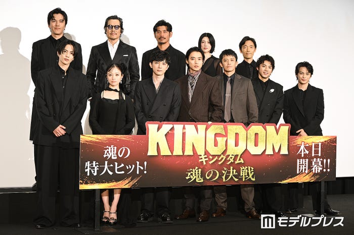 (下段左から)志尊淳、橋本環奈、吉沢亮、山崎賢人、小栗旬、山田裕貴、神尾楓珠(上段左から)要潤、豊川悦司、坂口憲二、三吉彩花、佐藤信介監督(C)モデルプレス