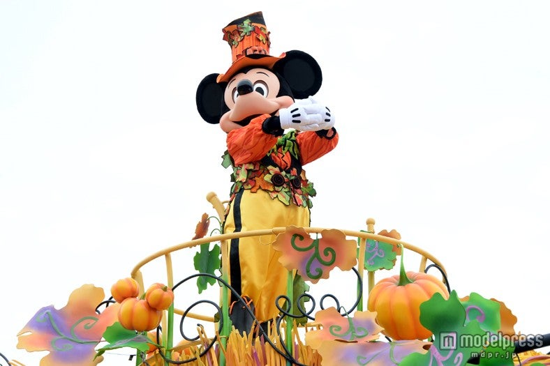 「ハッピーハロウィーンハーベスト」ミッキー、カボチャのポーズ