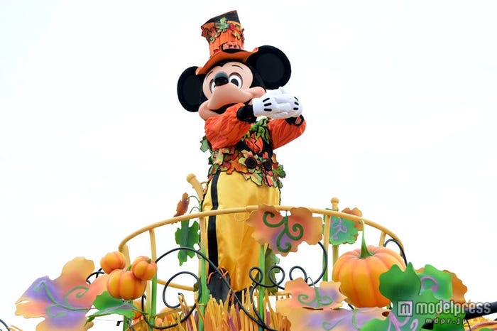 「ハッピーハロウィーンハーベスト」ミッキー、カボチャのポーズ