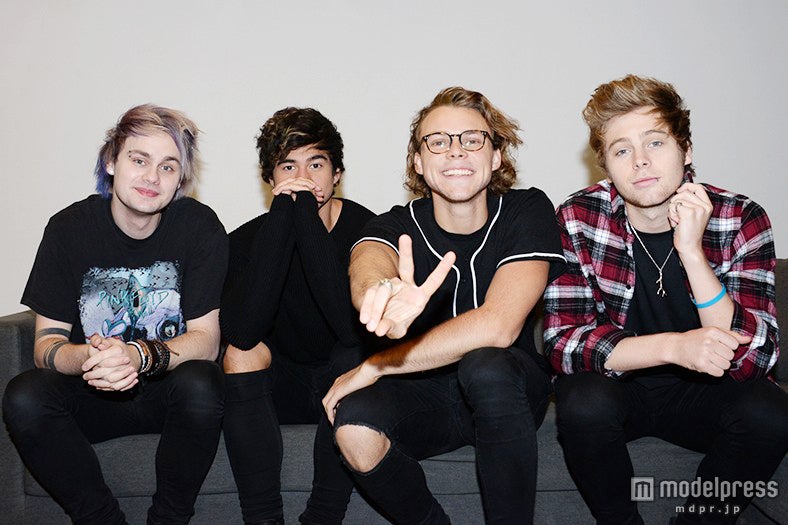 再来日を誓い、笑顔で日本のファンへの感謝を語る4人／（左から）マイケル、カラム、アシュトン、ルーク