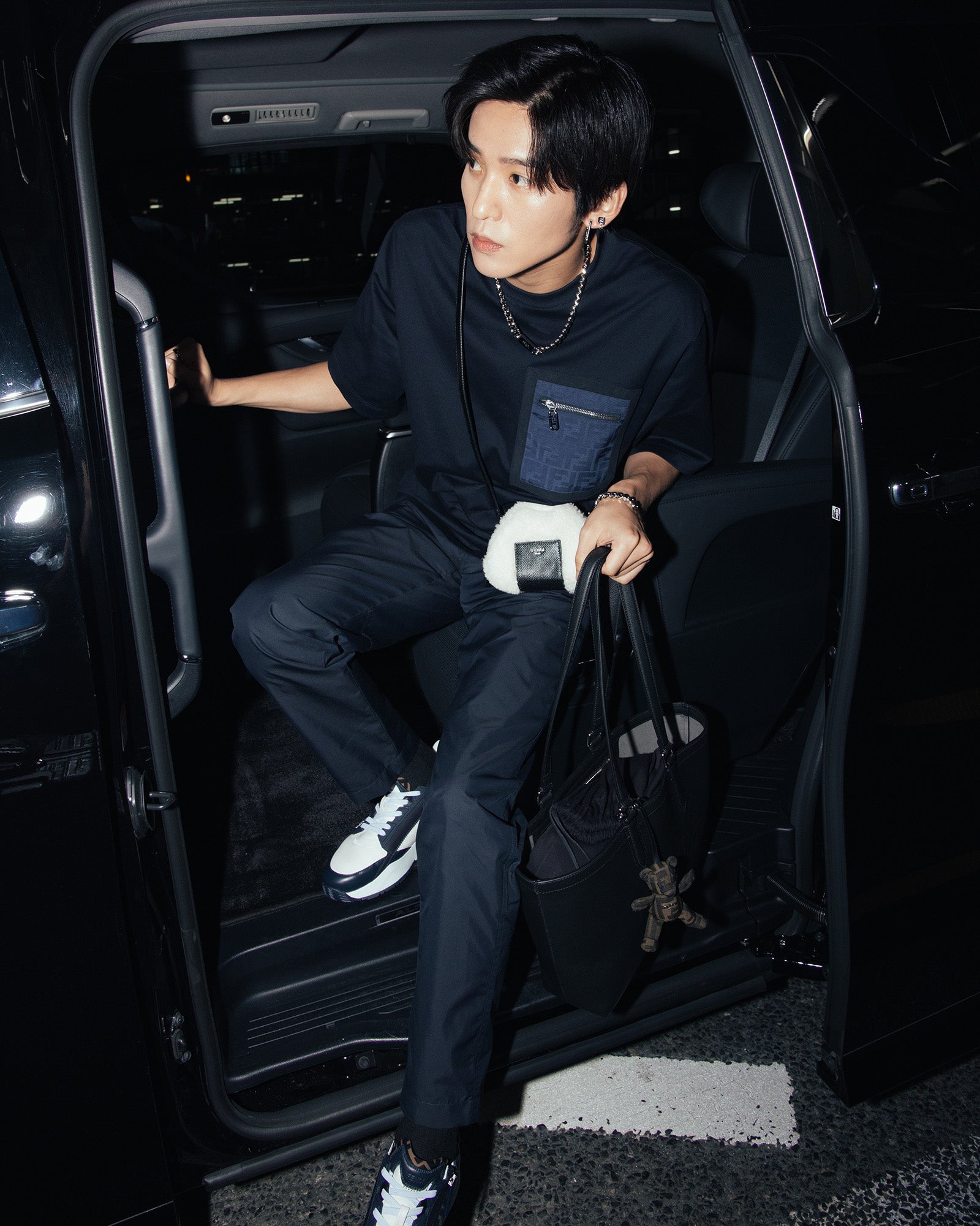 Snow Man目黒蓮「フェンディ」トータルルックで羽田国際空港に登場 ミラノ開催メンズコレクション参加へ