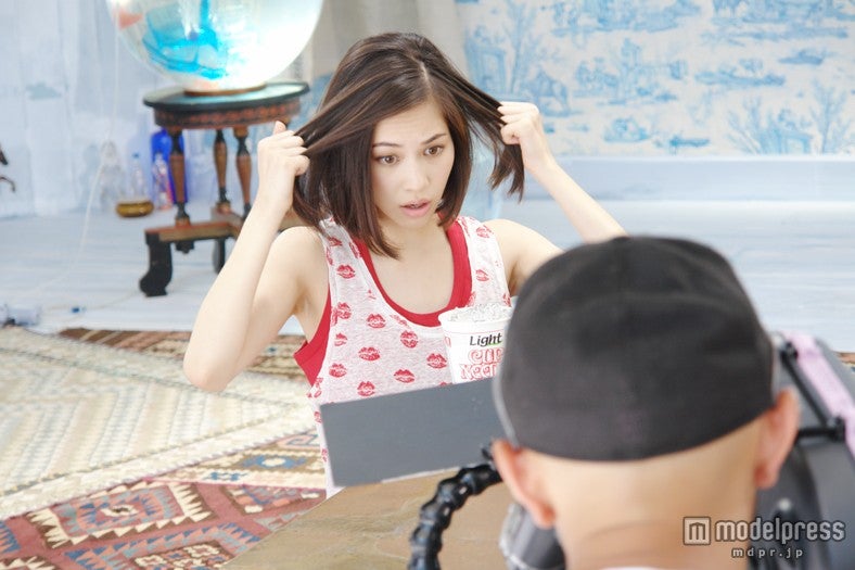 水原希子／ICEカップヌードル新CM「氷入れすぎた」篇メイキングカットより