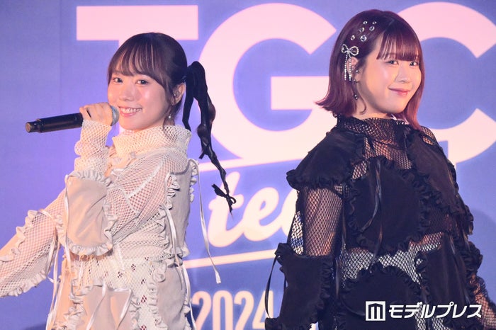 むくえな、透け感トップスでシミラールック 息ぴったりパフォーマンスで魅せる【TGC teen 2024 Winter】