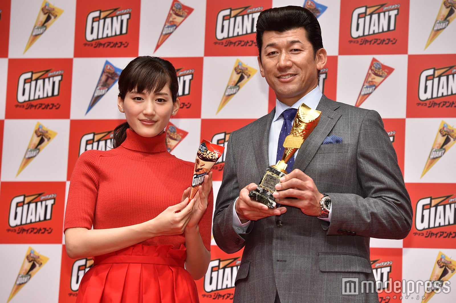 綾瀬はるか、三浦大輔氏（C）モデルプレス