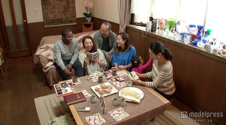 佐野まり江さんと夫のシャバさん／画像提供：毎日放送