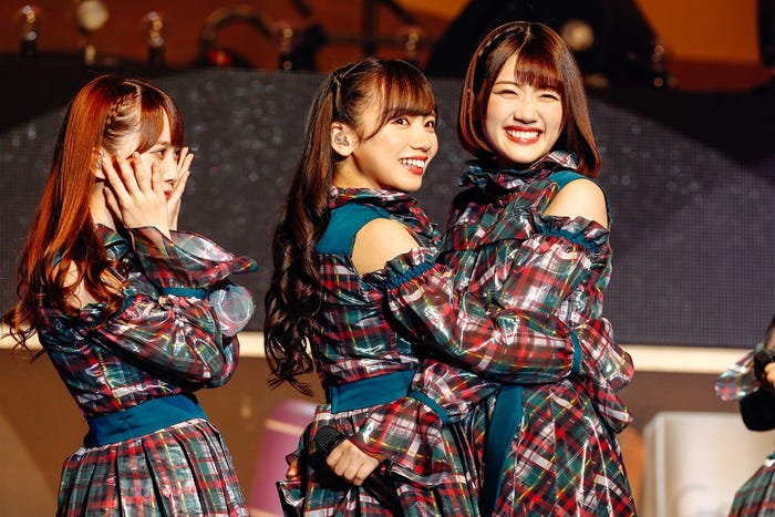 加藤史帆、齊藤京子、佐々木美玲/9日公演 (提供写真)