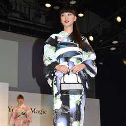 武井咲 新作ゆかた 水着発表会に登場 今年はバストメイクを強化 モデルプレス