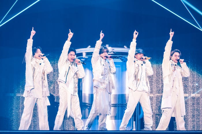 カプセルから登場したAぇ! group「Aぇ! group LIVE TOUR 2025 D.N.A」横浜アリーナ公演より/撮影:田中聖太郎(提供写真)