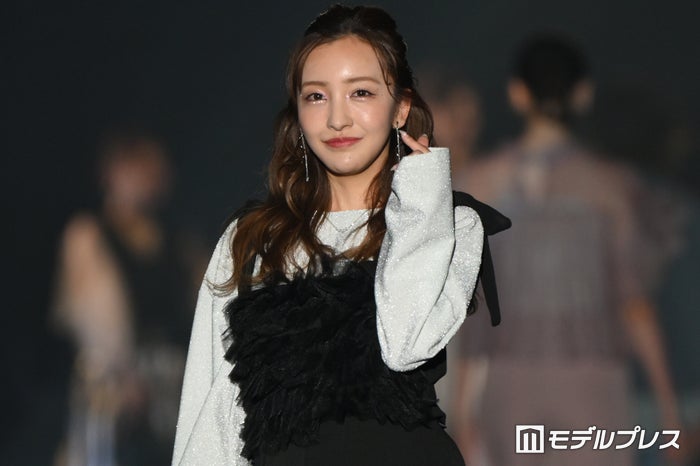 板野友美、8年ぶりTGC出演 “ファンサ連発”で歓声沸く【TGC熊本2024】