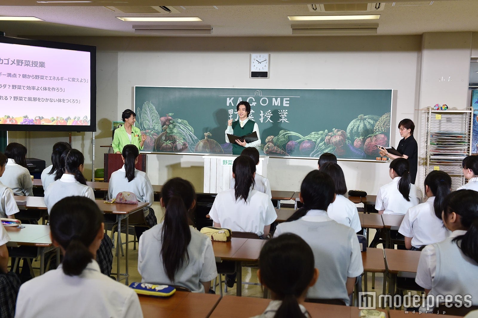 女子高生に講義をする山崎賢人（C）モデルプレス